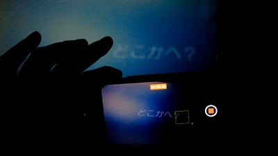 インスタレーションをスマホで撮影する様子