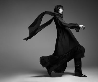 ポーズをとる女性モデル