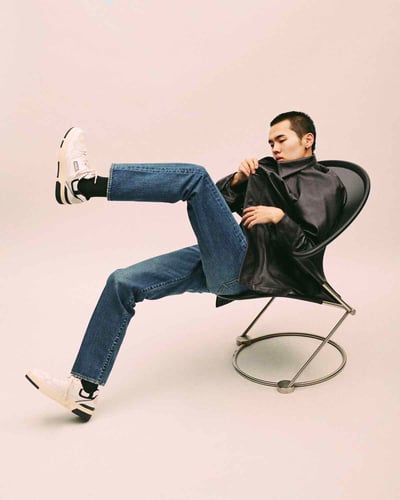 モデルがアイテムを着ている