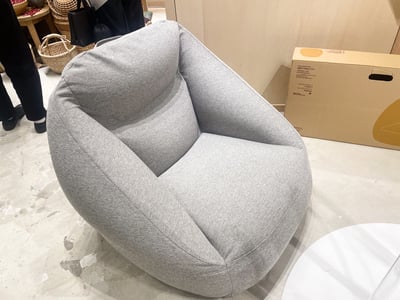 ライトグレーのソファ