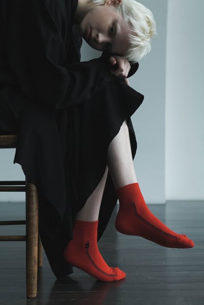 ワイズとシックストックスのコラボソックスのビジュアル