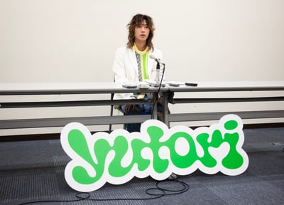 上場記者会見に出席したyutoriの片石貴展代表