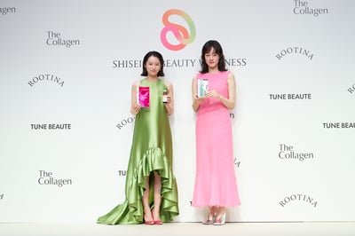 ドレスを着た女性2人