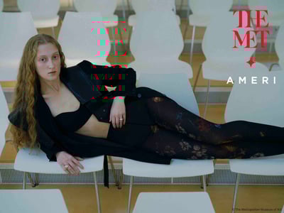 クララ?ペルースの「A Bouquet of Flowers」レギンスを着用したモデル