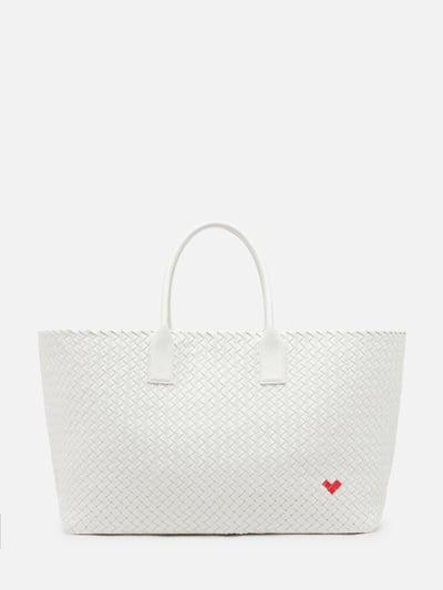 小さいハートをあしらった白いバッグ