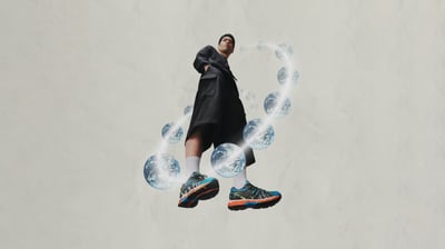 KENZO × asicsを履いた男性モデル