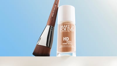 リキッドファンデーションとファンデーションブラシ