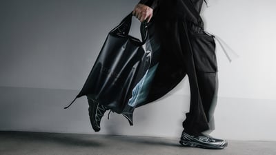 サロモンのバッグとスニーカーの着用画像