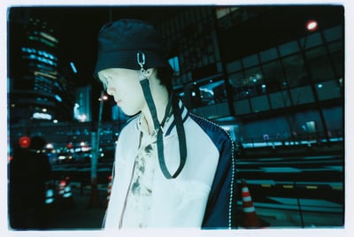 黒いバケットハットを被った男性