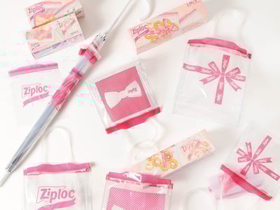 ビームスがデザインを監修した「ジップロック®デザインバッグ リボン」とそれをモチーフにしたトートバッグや傘のあるビジュアル