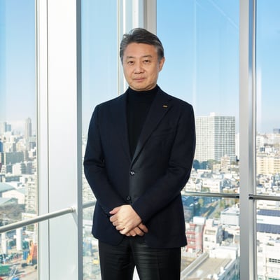 スーツを着た男性