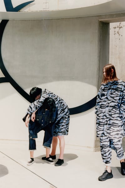 コンクリートの壁、3人のモデル