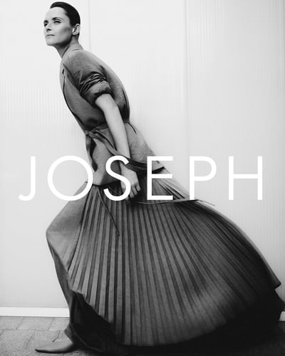 モノクロの写真、ロングスカートを履いて歩くモデル