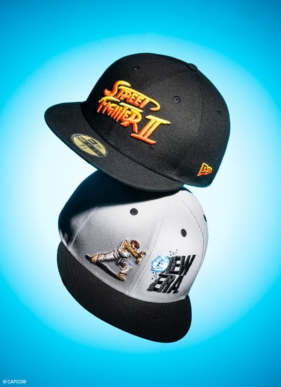 青い背景　ニューエラのキャップ2つ写っている