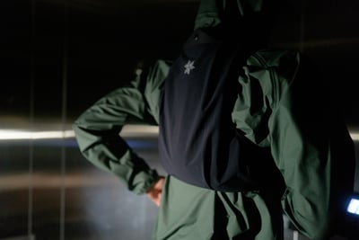 アイテムを着用しているモデル