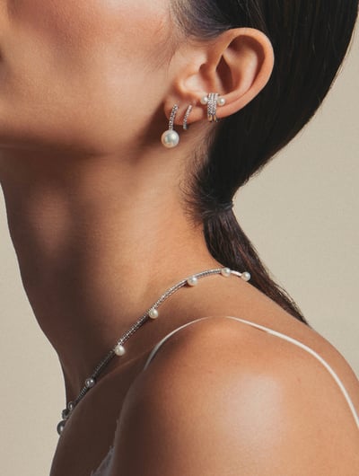 ジュエリーを着用したモデル