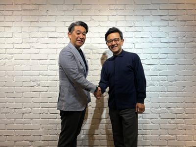 アダストリア木村治社長(左)とウェルカム横川正紀社長(右)
