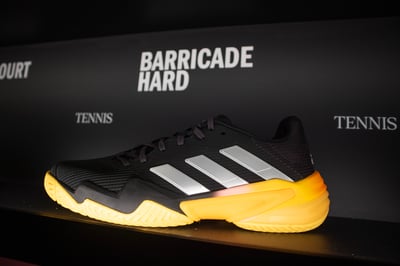 オレンジのソールのスニーカー