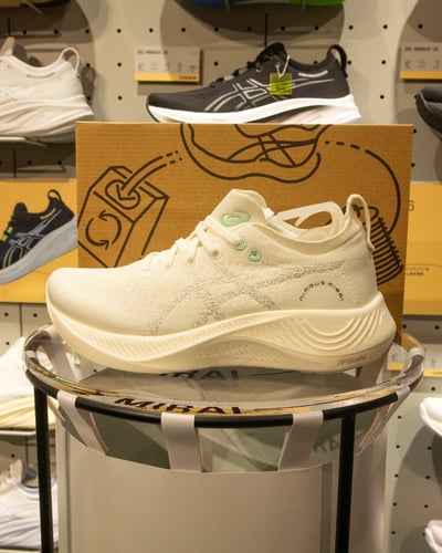 白いランニングシューズ