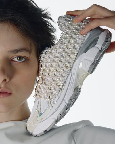 パールをあしらったスニーカー