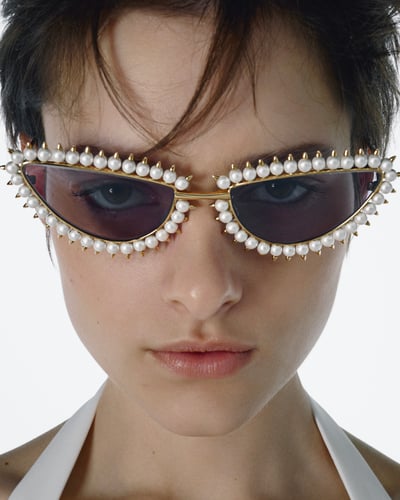あこや真珠とトゲのモチーフでフレームが囲われたサングラス