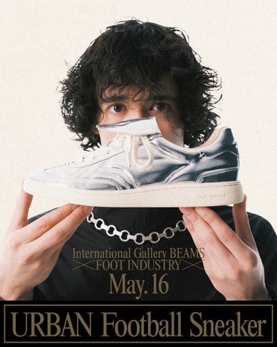 モデルがアイテムを持ち上げている様子