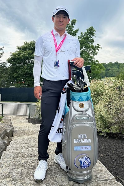 ゴルフバッグを手前にもつプロゴルファーの中島啓太選手