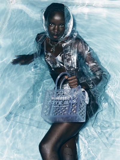 クリアバッグを持った女性