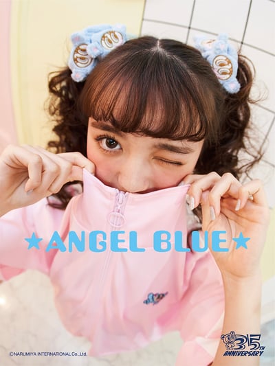 ピンクのジャケットを着たモデル