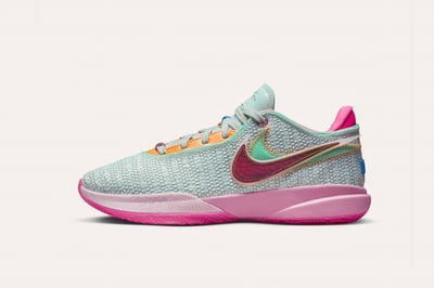 ソールにピンク、アッパーに緑を配したナイキのバスケットボールシューズ