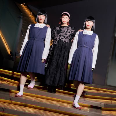 アバンギャルディメンバーのsono、振付師のakane、メンバーのpaniが階段に立って並んでいる姿