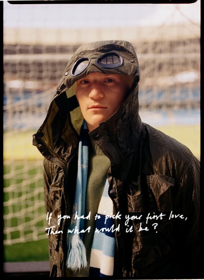 シーピー カンパニーがマンチェスター?シティのために製作したゴーグルジャケット