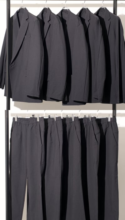 テアトラのジャケットとパンツ