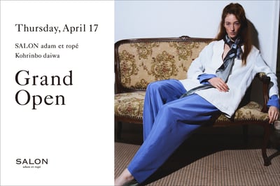 シルク素材の服を着用し、ソファに横たわる女性