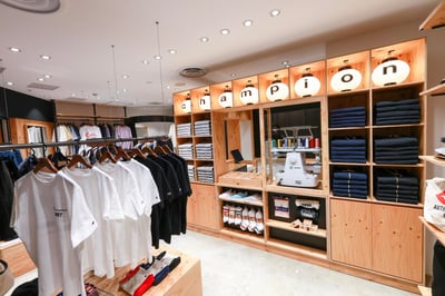 木材を主に使用した和風の店内