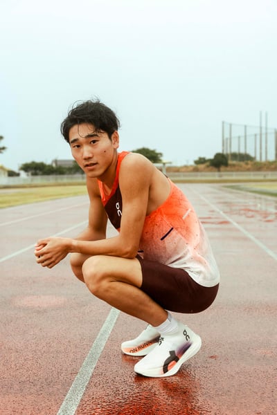 オンのウェアとシューズを着用する篠原倖太朗