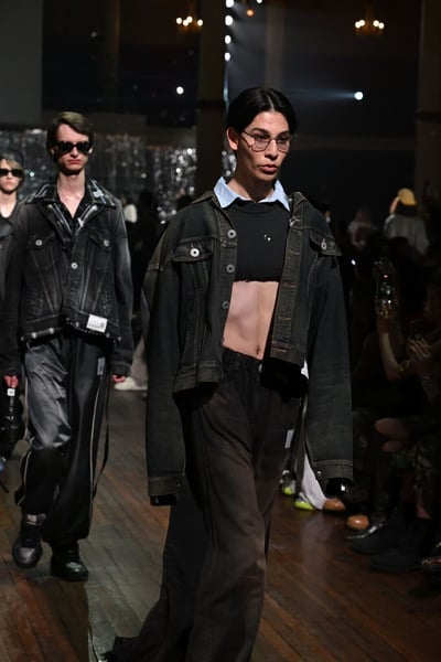 「メゾン ミハラヤスヒロ」のショーに出演したラウール