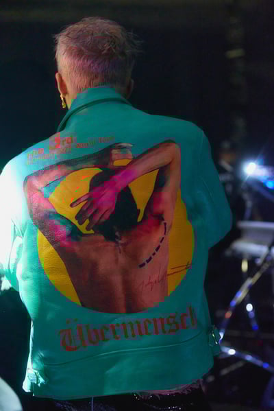 Yohji Yamamoto POUR HOMMEが製作したG-DRAGONのツアー衣装 着用画像