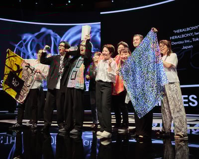 カンヌライオンズでゴールド賞を受賞し喜ぶ人々