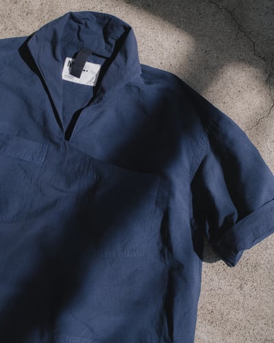 ネイビーのシャツ