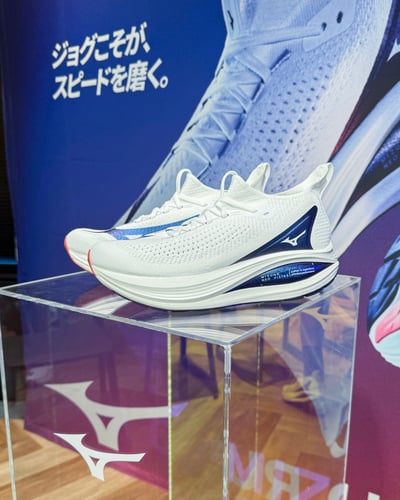 白いランニングシューズ