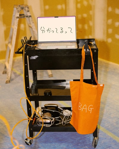ワゴンにかかったトートバッグ