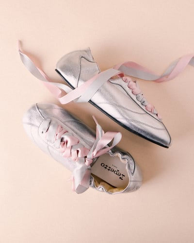 シルバーのシューズ