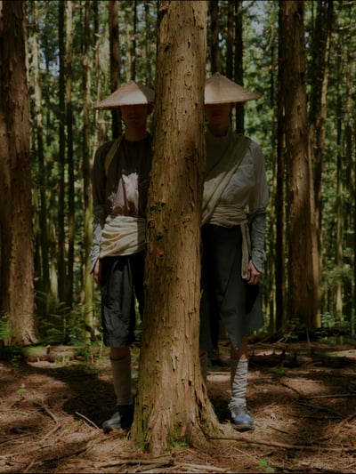 スニーカーを履いた人