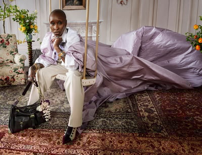 ロクサンヌを持ったシンシア・エリヴォ