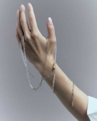 女性モデルの手