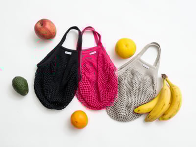 黒、ピンク、グレーのバッグ