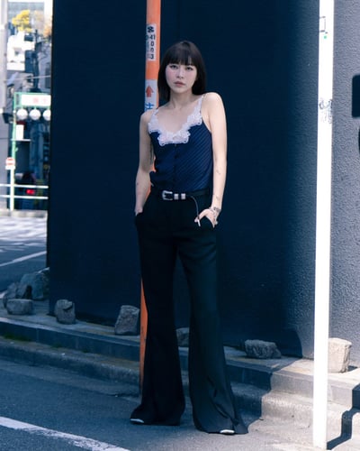 カナコサカイの服を着たモデル