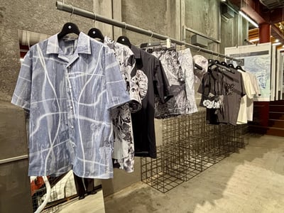 上西祐理氏のグラフィックを取り入れたカプセルコレクションの画像