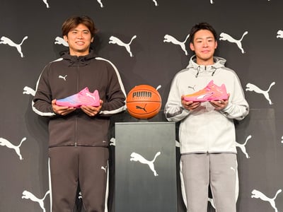 (左から)千葉ジェッツふなばしの原修太選手、三遠ネオフェニックスの佐々木隆成選手